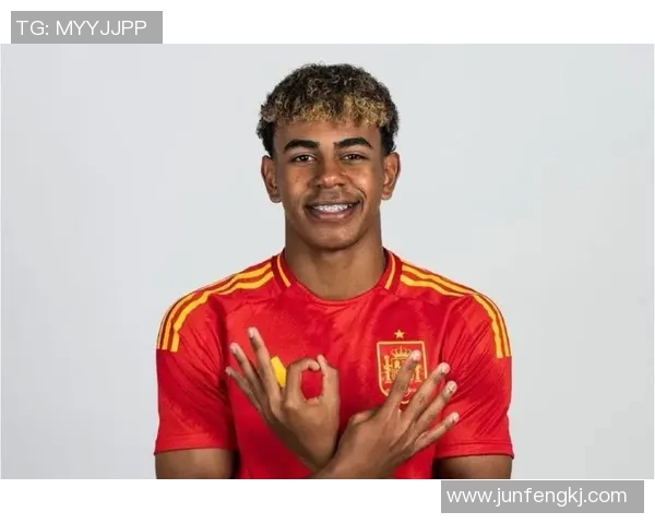 足球明星儿子最新近照曝光引发网友热议颜值与运动天赋兼备